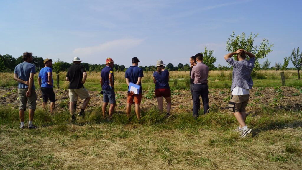Photo d'un groupe de 9 personnes échangeant autour du maraichage.