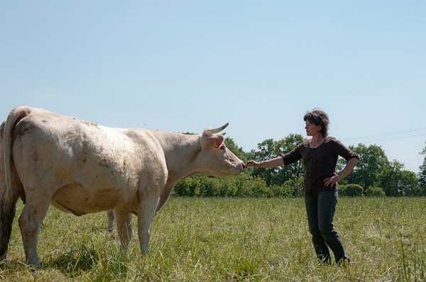 Eleveuse et sa vache bio