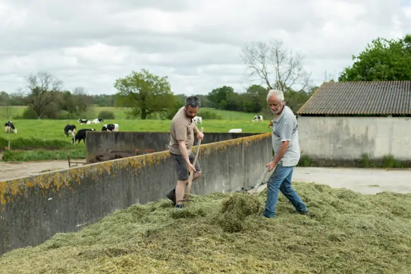 Agriculteurs bio travaillant à la ferme à l'ensilage